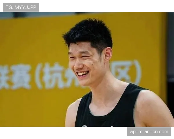 胡金秋这自律程度，连队友都看不下去了：凌晨四点健身房打卡是认真的？